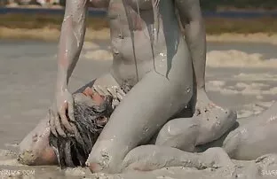 XXX एक बच्चे के साथ एक सेक्स गुड़िया पकड़ा और सेक्सी फिल्म हिंदी में वीडियो उसके सदस्य को संतुष्ट करने के लिए मजबूर