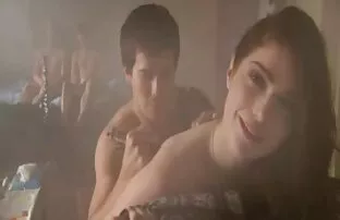 XXX युवा लड़की था उत्साहित द्वारा पढ़ने और करने का फैसला पिक्चर फिल्म वीडियो सेक्सी किया करने के लिए हस्तमैथुन