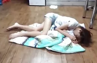 XXX परिपक्व महिला बहकाया एक दोस्त सेक्सी हिंदी बीएफ फिल्म के उसके बेटा पर के सोफे और मिला अपने डिक