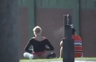 XXX आकर्षक लड़की प्रस्तुत पर एक मुलायम poufike में एक सेक्सी हिंदी पिक्चर फिल्म नग्न फार्म