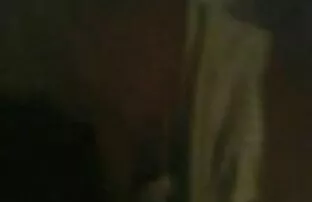 XXX Blatant लड़की आदमी के लिंग पर चढ़ गए और एक त्वरित चूषण बनाने के लिए एक सेक्सी फिल्म वीडियो शुरू किया