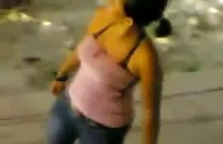 XXX सुनहरे वीडियो में सेक्सी हिंदी फिल्म बालों वाली में एक वैन सड़क पर