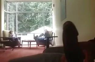 XXX पत्नी घर एक दोस्त लाया और अनुमति दी है कि उसके पति सेक्स फिल्म दिखाइए वीडियो के साथ मदद करने के लिए