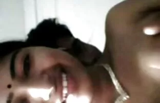 XXX लड़की विनंरतापूर्वक एक आदमी के हिंदी में सेक्सी फिल्में हिंदी में सामने अपने घुटनों पर बैठ गया और Fallos चूसना शुरू